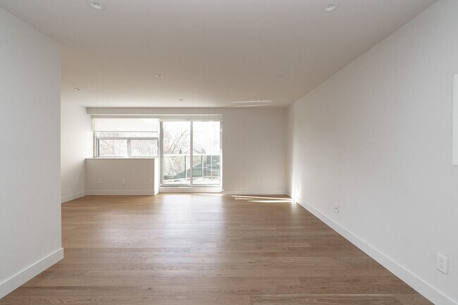 Photo - 365 Eglinton Ave E