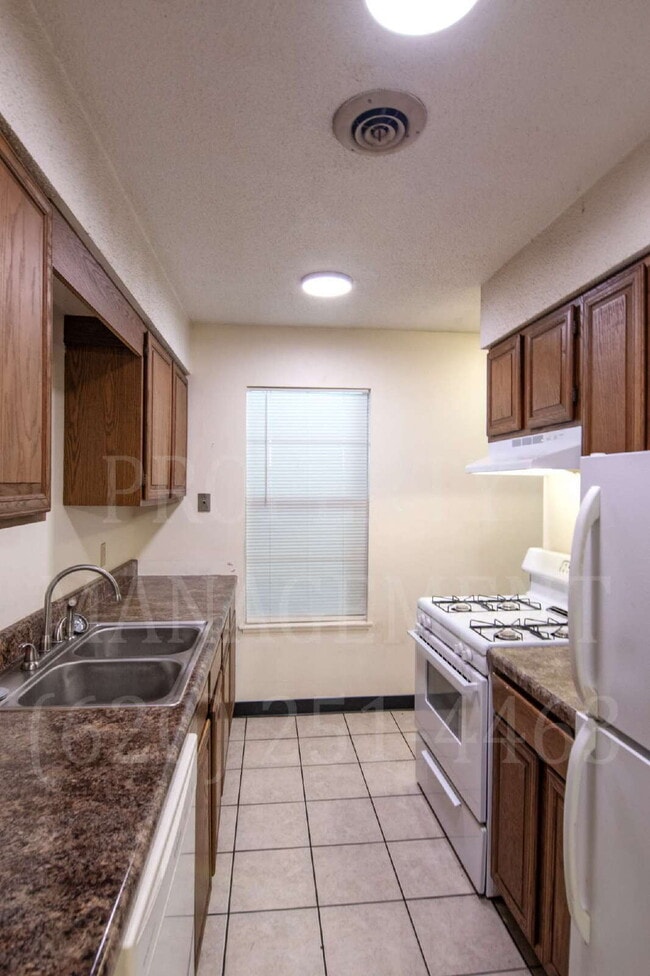 Building Photo - 2 Bedroom 1 Bath Coffeyville Apartment. Unit Apartment C