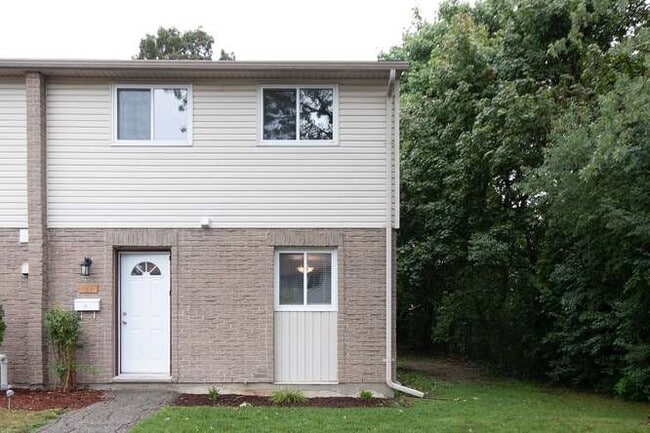 Photo - SPACIOUS 3 BEDROOM TOWNHOME IN SOUTHWEST LONDON Unit 152