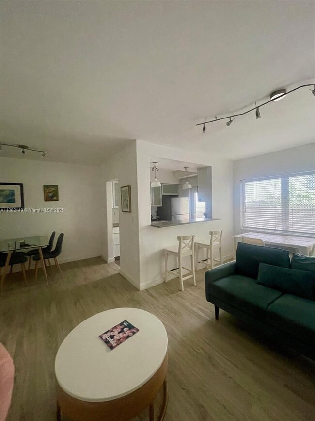 Building Photo - 1021 Michigan Ave Unit 2 Rental