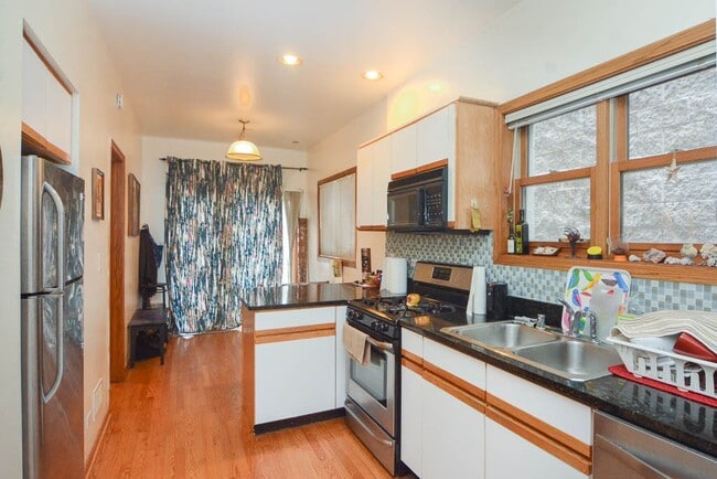 Photo - 3713 N Janssen Ave Unidad G02C