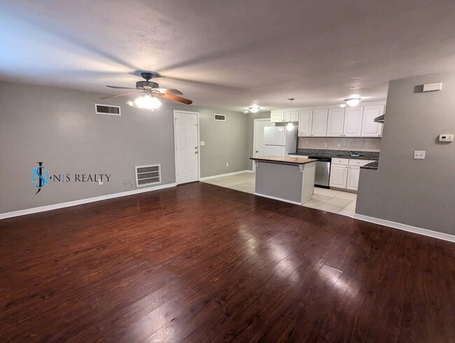 Photo - Beautiful, open floorplan 3/2/1 1100 Sq. F...