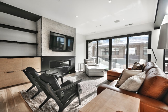 Building Photo - 3471 Ridgeline Dr