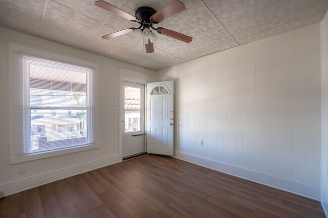 Photo - 921 W Walnut St