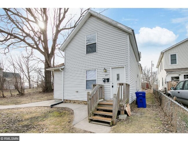 Building Photo - New!! Main Level 2 Bedroom in St Paul Dupl... Unit A