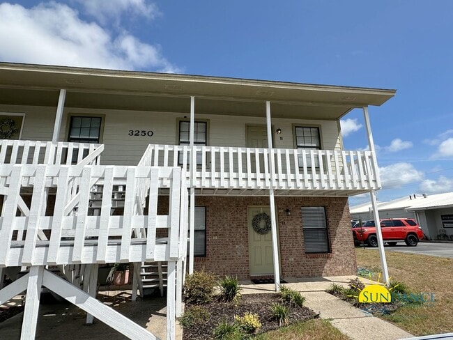 Building Photo - Great 2 Bedroom Unit B