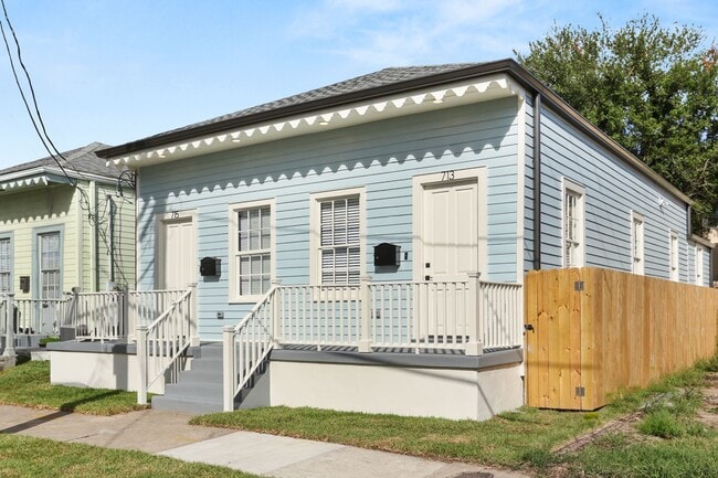 Building Photo - 713 Valence St Unit 715