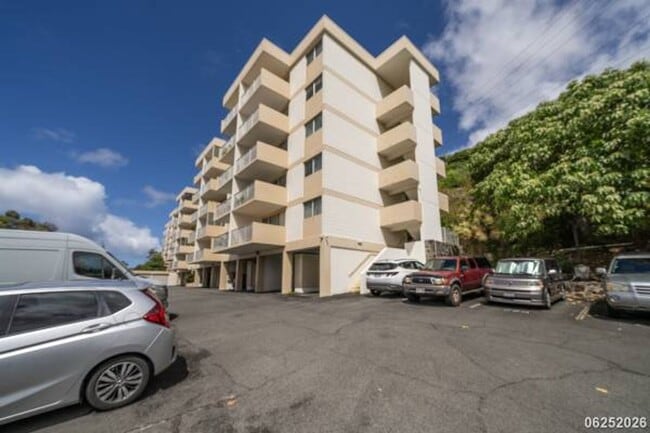 Building Photo - Fully Remodeled 1BR/1BA/1PKG Unit in Waialae Gardens (Kahala)