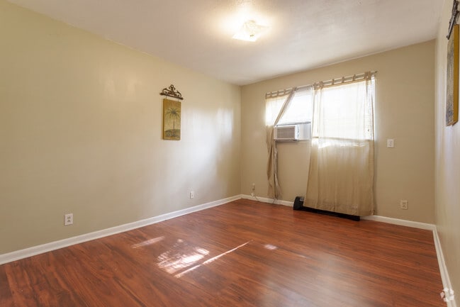 2BR, 1BA - 950 SF