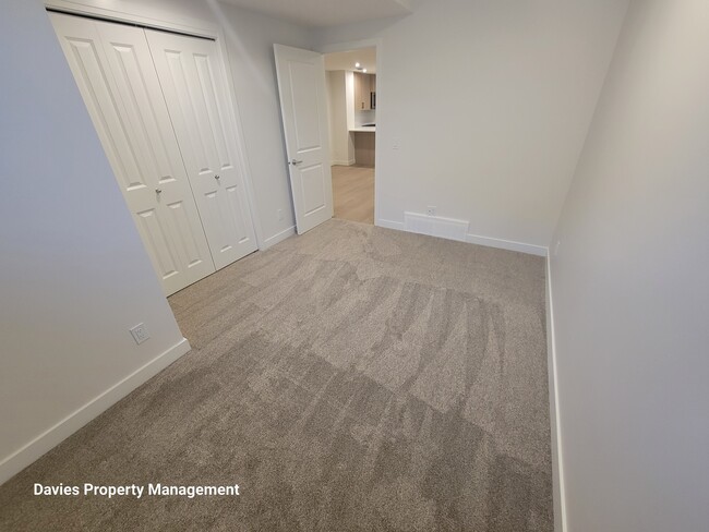 Photo - 2222 Muckleplum Cres SW