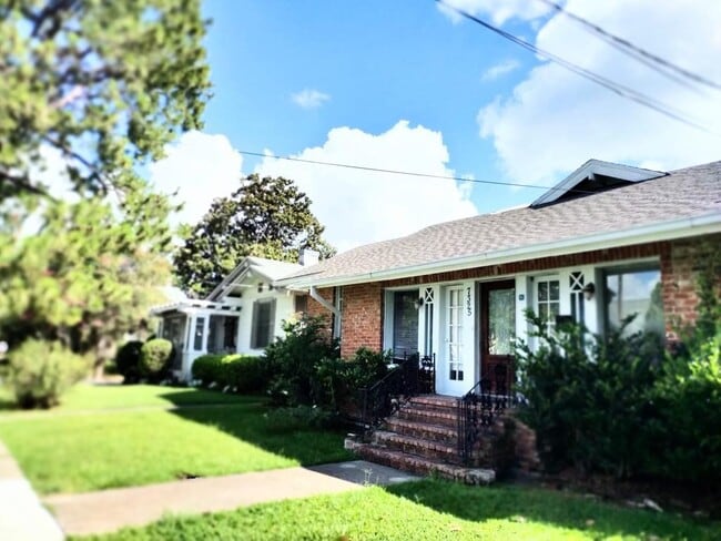 Building Photo - 7325 Sycamore St Unit 7325-4B