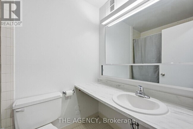 Photo - 2360 Dundas St W Unit 2520B