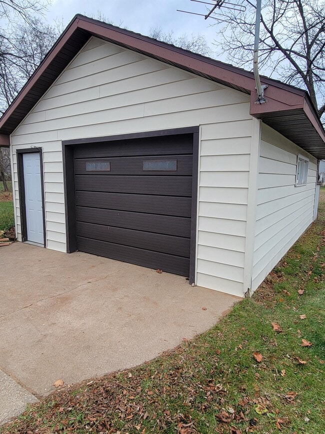 Photo - 136 Elmwood Ln