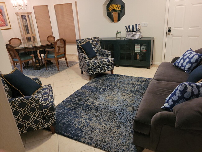 Photo - 365 NW Hibiscus St