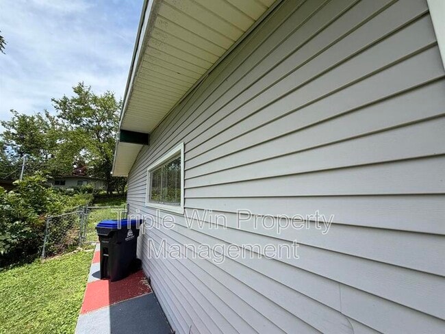 Photo - 835 Bobbins Ln
