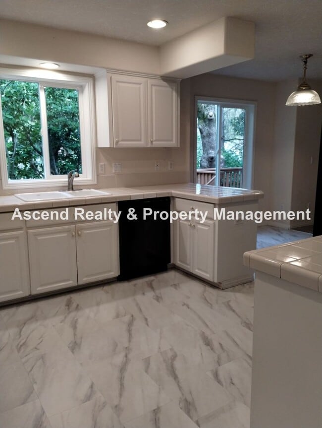Photo - Garden Home 4 Bed & Office Quick Access to Beaverton/Dntn PDX, Rec Center, Washington Square