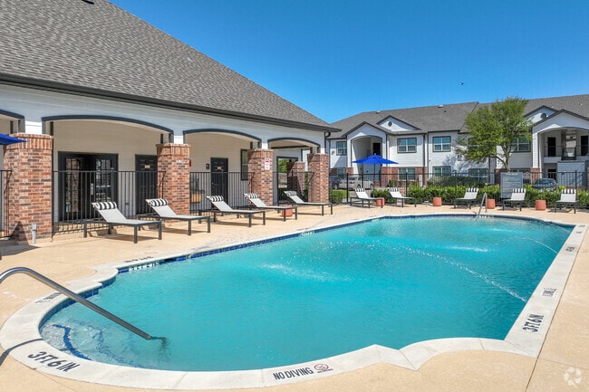 Swimming Pool - Worthington Point Apartments