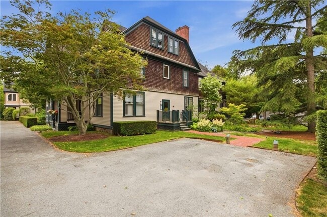 Building Photo - 158 Narragansett Ave Unit U