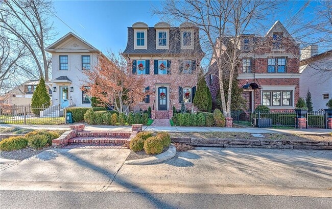 Building Photo - 242 SW D St