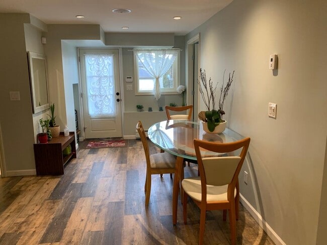 329 W 23 St