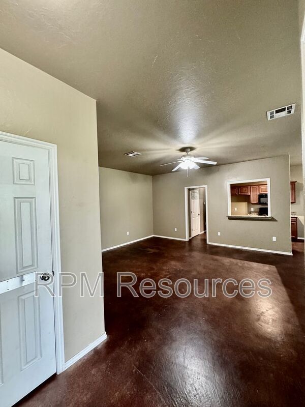 Photo - 107 E Forster Ln