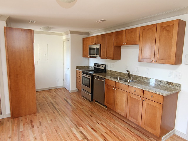 916 W TRINITY