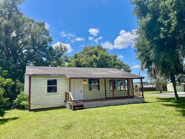 Building Photo - Awesome 2BR/1BA w/Open Floor Plan, Deck, L... Rental