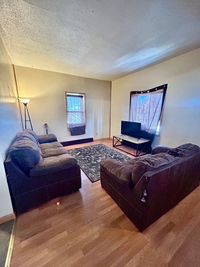 Photo - AVAILABLE FEBRUARY 2 BED 1 BATH W/ Off streat parking !