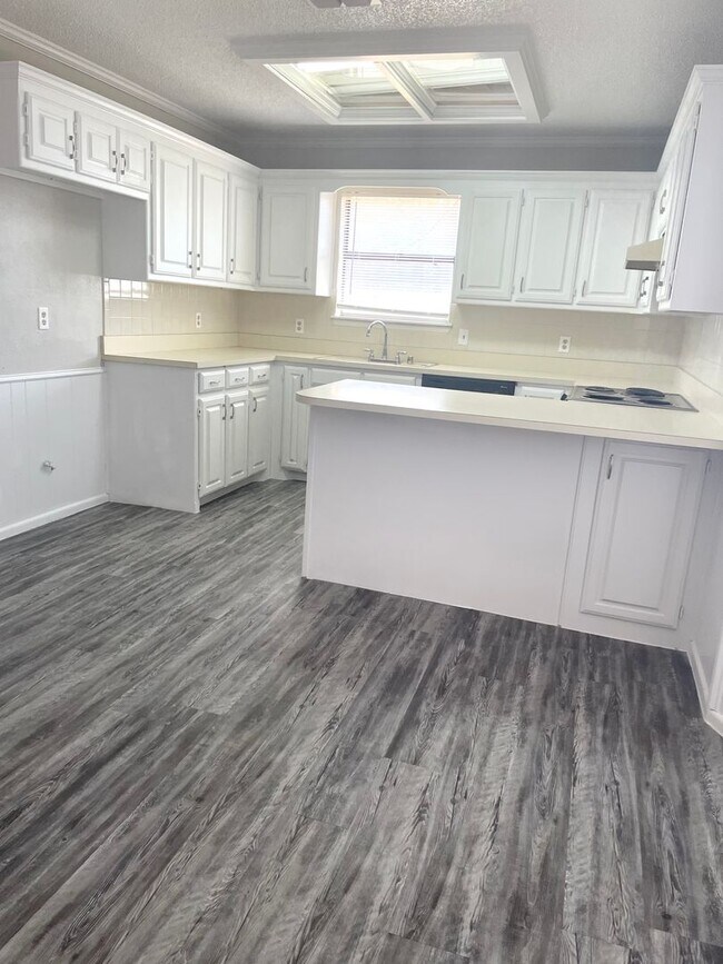 Photo - 3 bed 2 bath 2 car Garage