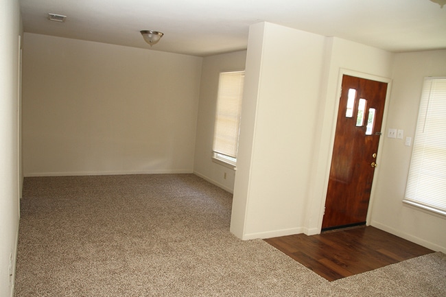 Photo - 121 N McEntire Ct