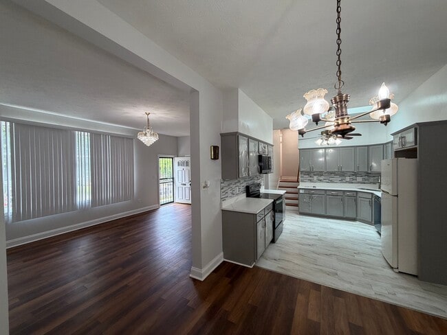 Photo - 5825 Lamont Dr
