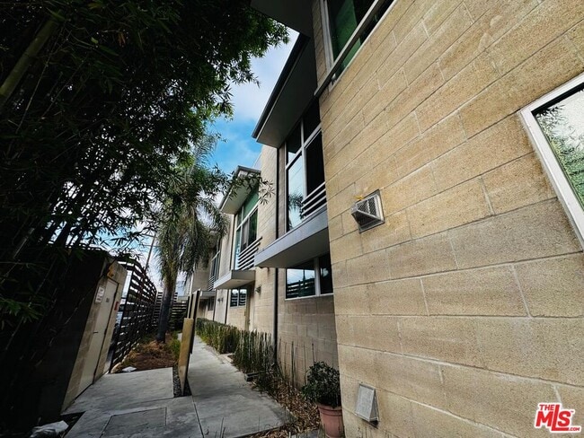 Building Photo - 717 Highland Ave Unit 16