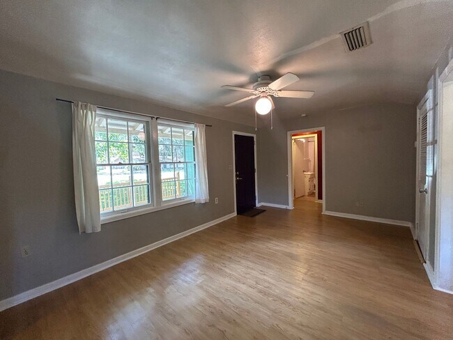 Photo - Adorable Oak Park 2/1 With Garden Oasis