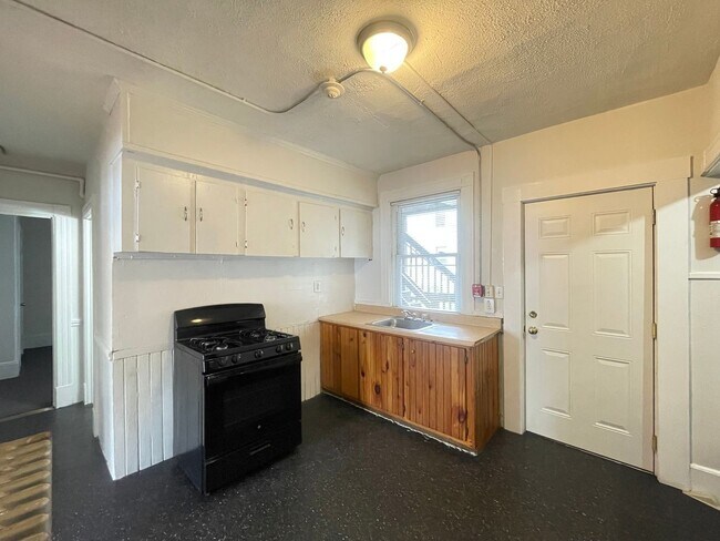 Building Photo - 459 Beech St Unit 1