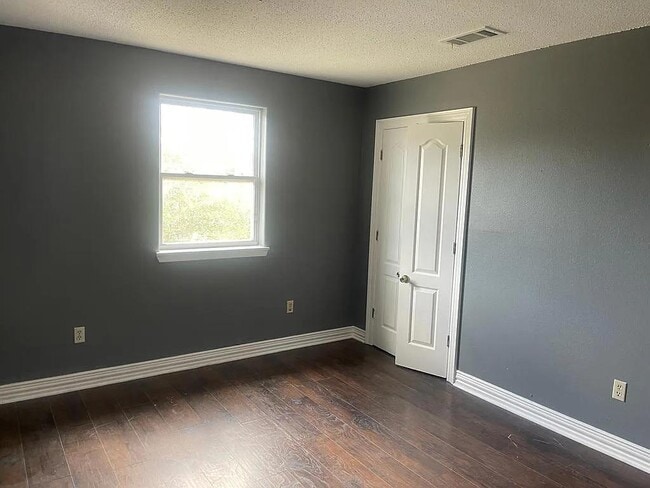 Photo - 5920 Boeing St