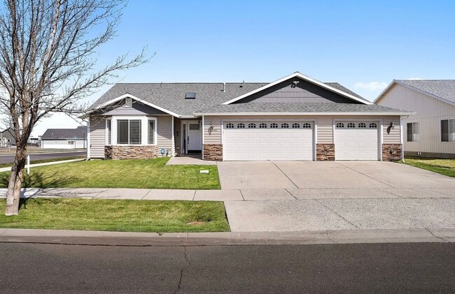 Building Photo - 4-Bedroom Corner Lot Home!