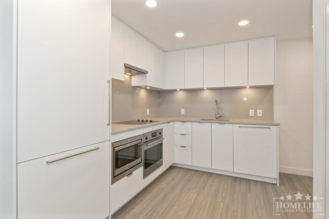 Photo - Welcome to Flamingo One, a landmark tower in Surrey Central! Unit 3108