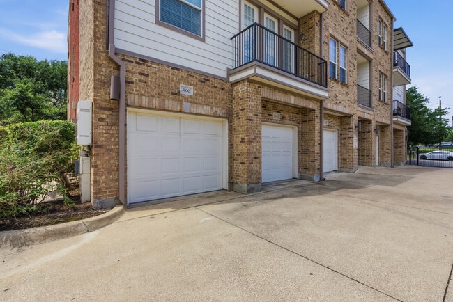 View of garage - 1020 Texas St Unit 3100