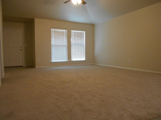 Photo - 6 or 8 month lease! Half off first full mo...