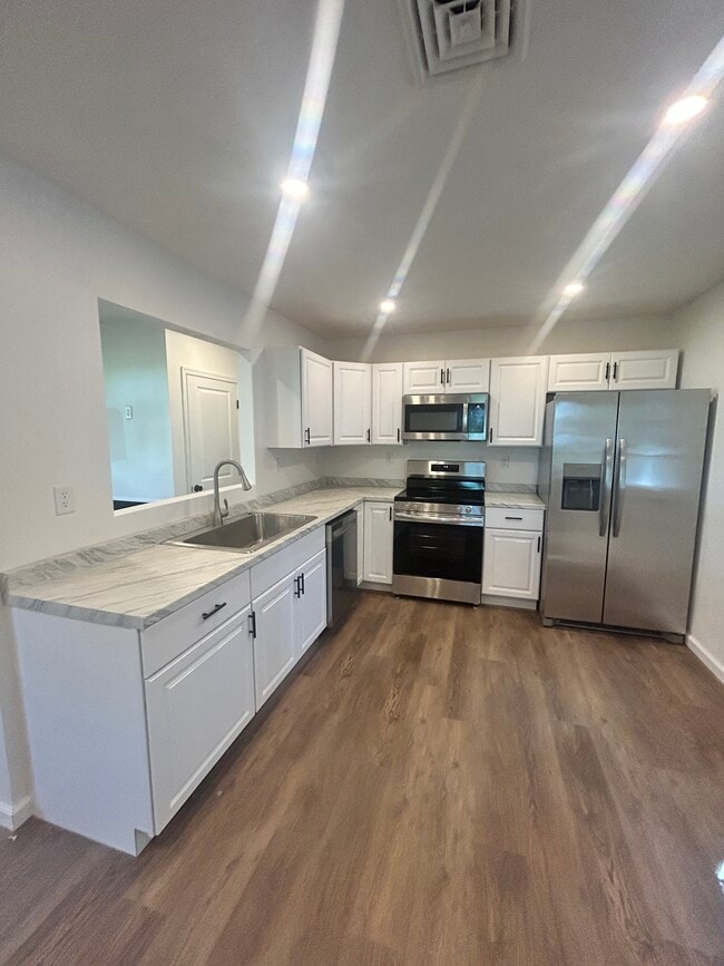 Photo - 7452 Poplar Ave