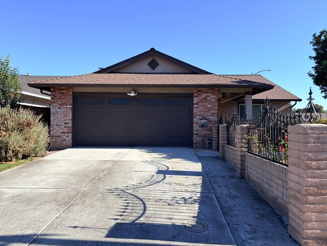 Building Photo - Remodeled 3 Bedroom 2 Bath House in San Jose.