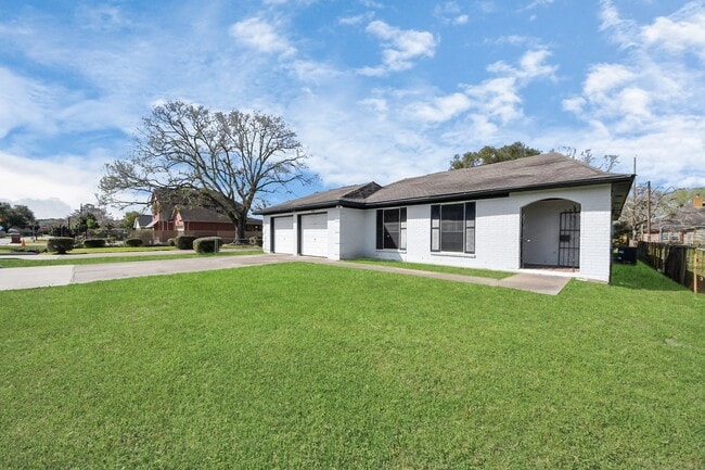 Photo - 8105 Lanham Ln