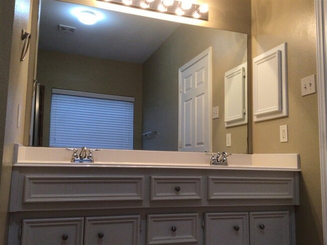 Building Photo - 2718 Lakecrest Way Dr