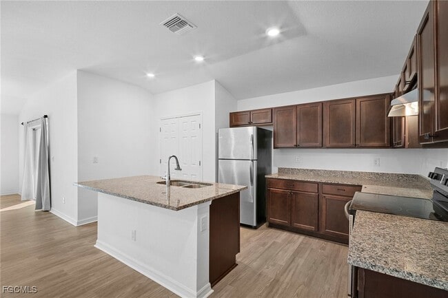 Photo - 343 Reeves St