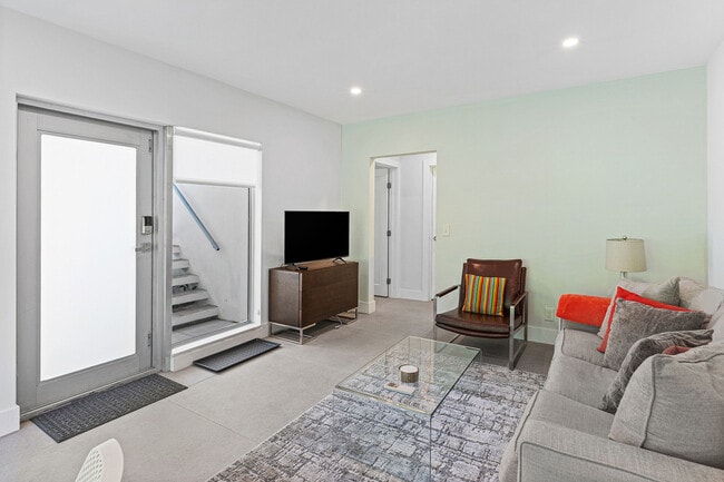 625 NE 13th Ave