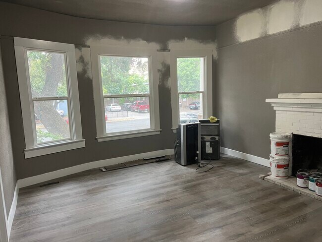 Photo - 245 W Oak St