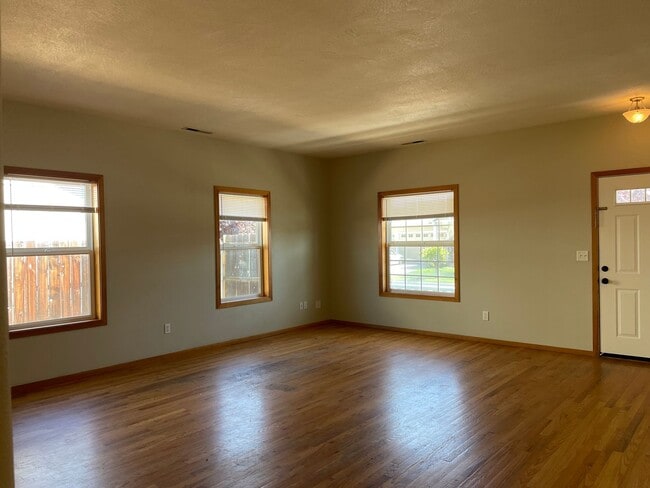 Photo - 830 Isherwood Dr