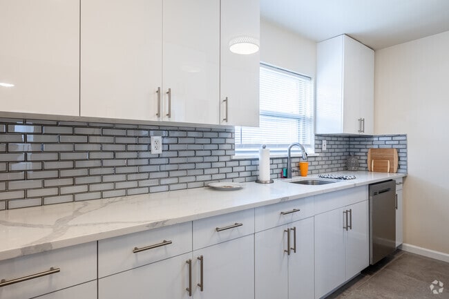 1HAB 1BA - 880SF - Oak Manor Apartments