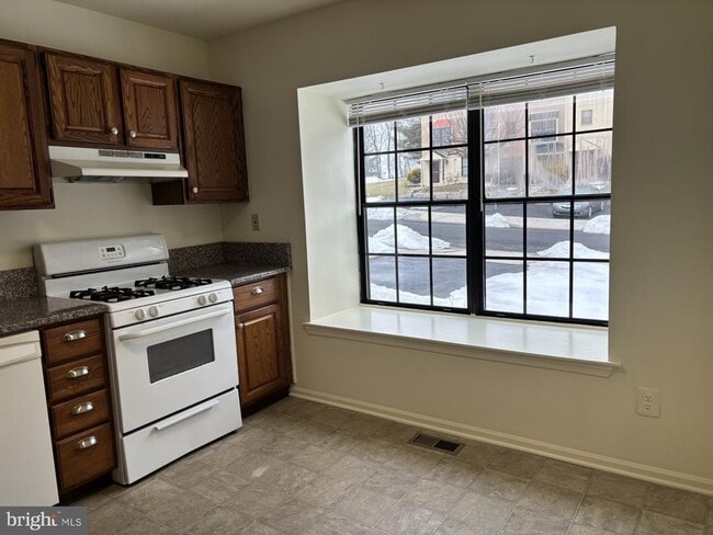 Photo - 2028 Yorktown N