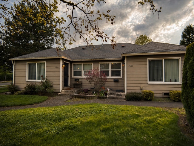 Building Photo - 3600.3602e.Evergreen Unit 3600